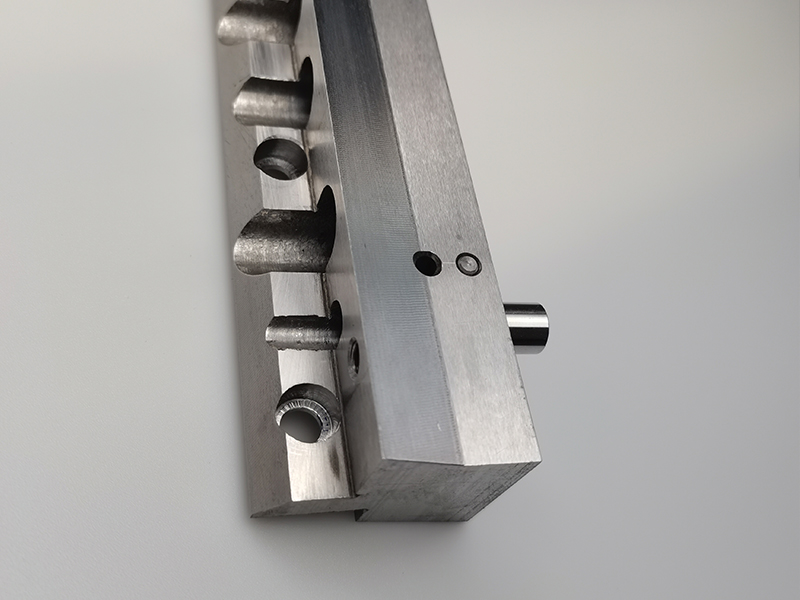 得人电极板、激光设备零件,陶瓷压轮、深圳分切刀、定制极耳切刀、不锈钢包胶滚筒等核心精密配件