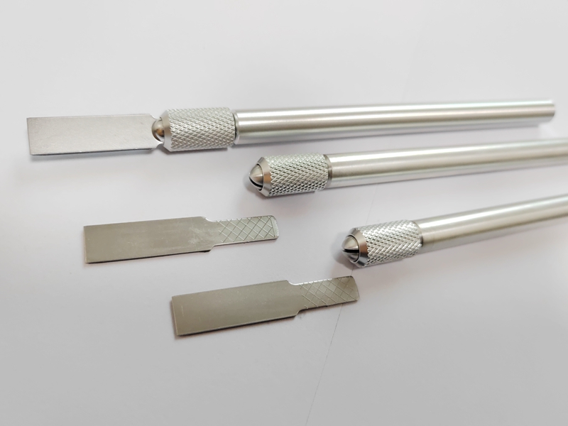 手动玻璃胶刮刀的使用方法